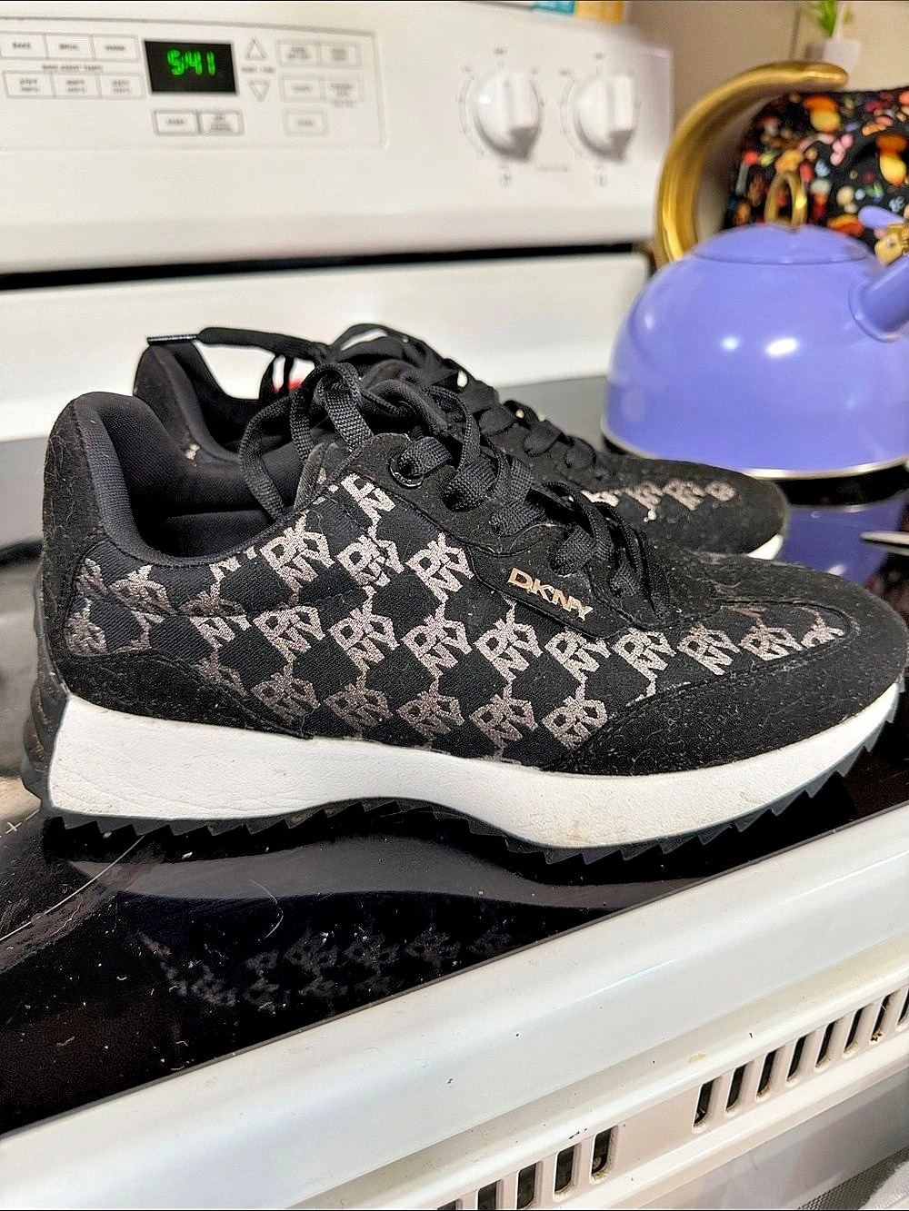 DKNY Oaks Logo Appliqué Athletic Lace Up Sneaker Sneakers Black & White